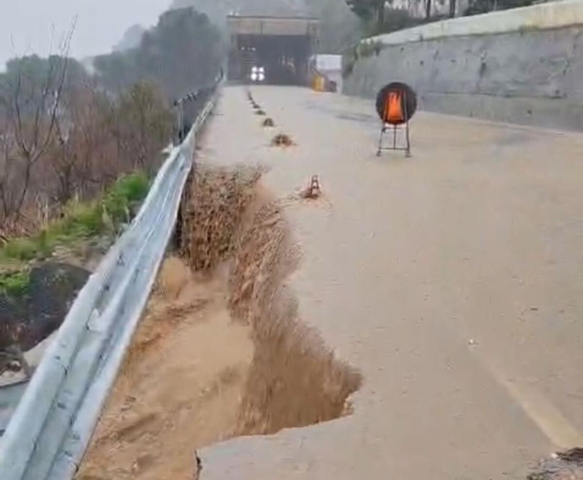 (Video) Nubifragio su Catanzaro - Critica la situazione: crolla parte della carreggiata sulla 106 - 