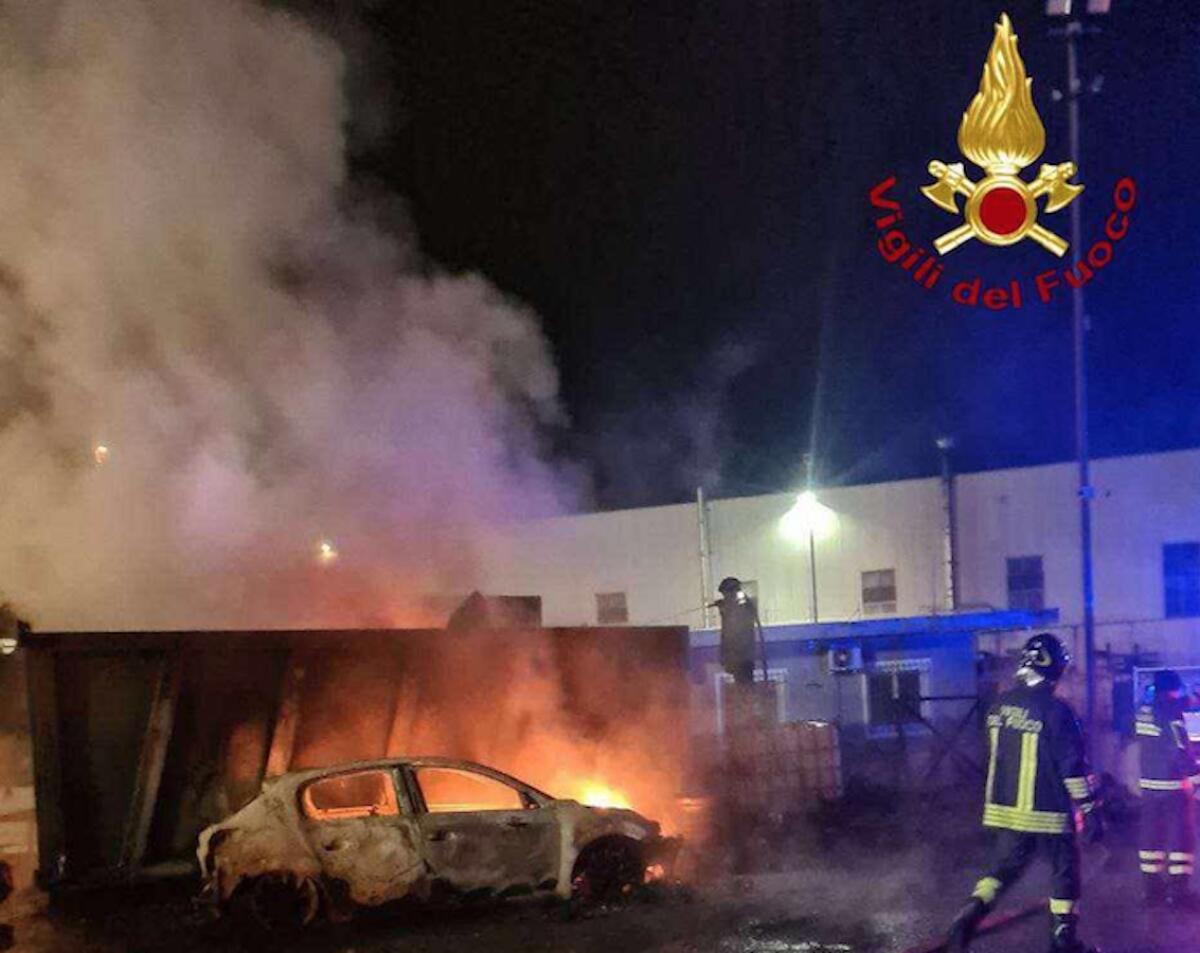 Calabria - Incendio in un piazzale, dieci autovetture a fuoco - 