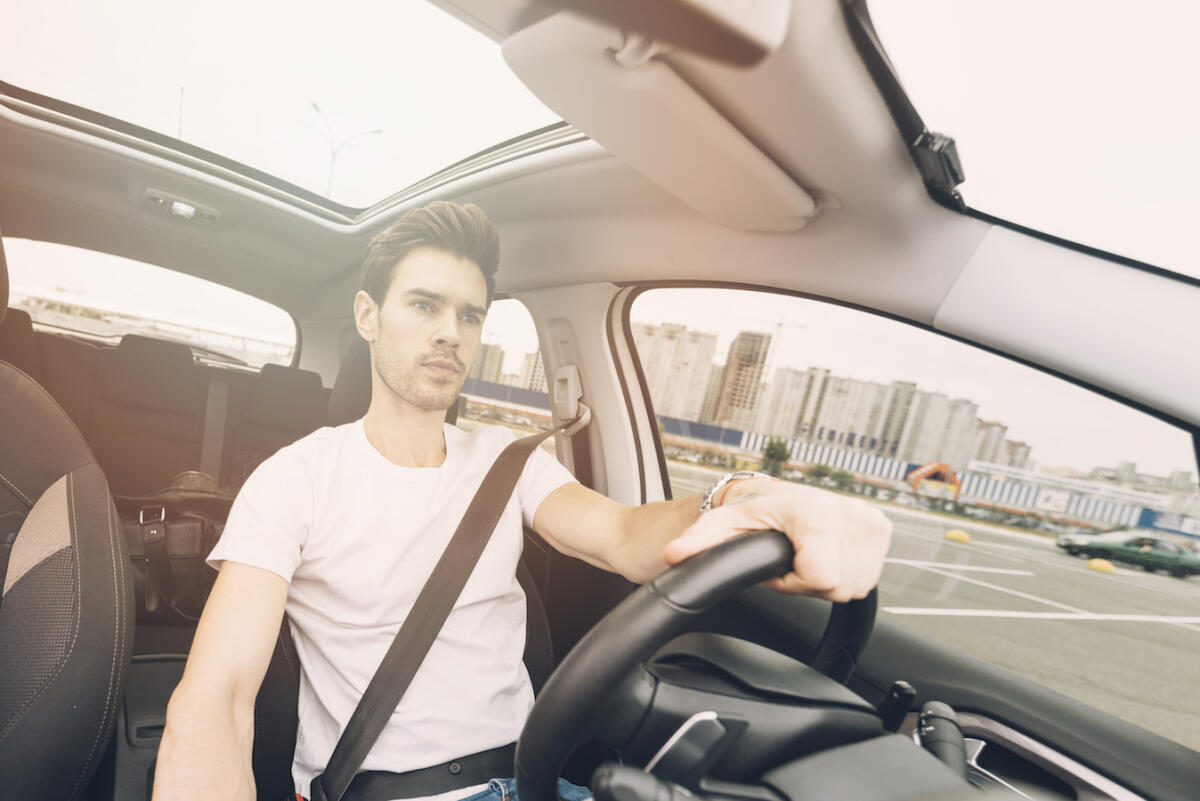 Lifestyle - Una guida sicura 365 giorni all'anno - portrait handsome young man driving car