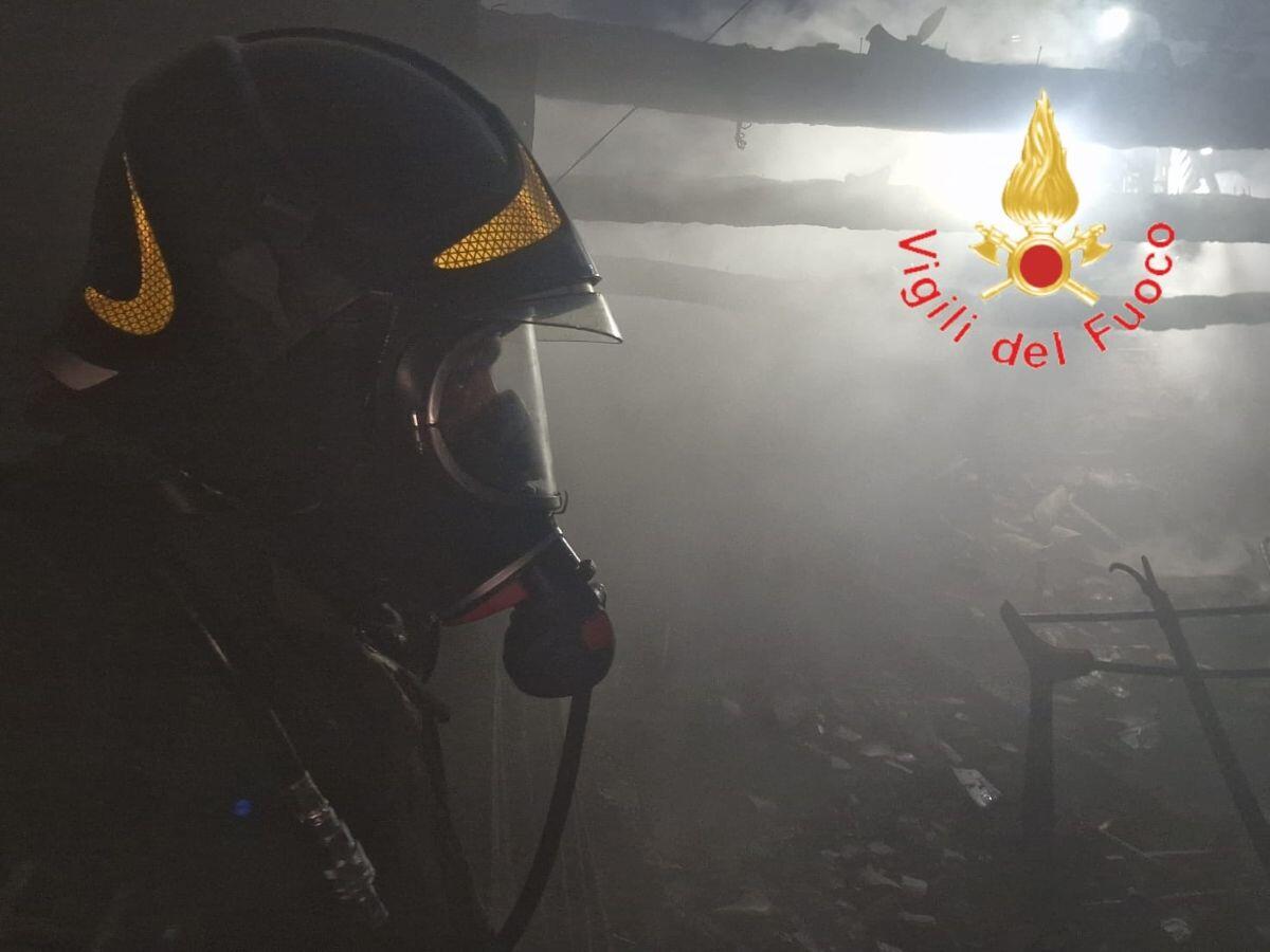 Spezzano della Sila - Si incendia canna fumaria, intervento dei Vigili del fuoco -