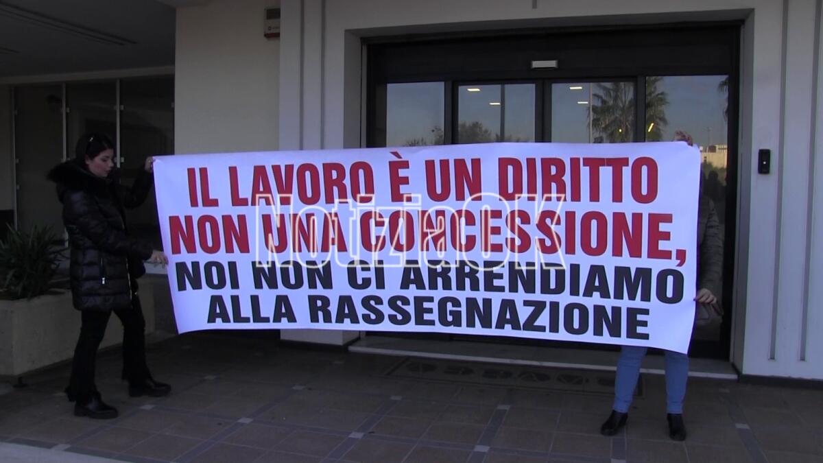 Crotone - Gli Ex Lavoratori Co.co.co. della Abramo: «rinviamo la manifestazione prevista per domani» - 