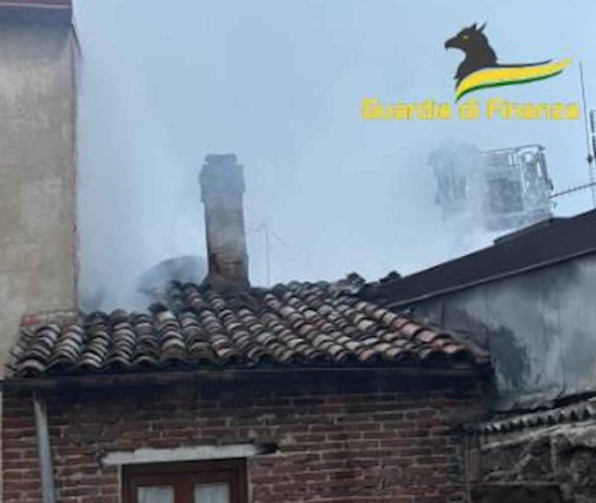San Giovanni in Fiore - Scoppia un incendio in un'abitazione, due giovani salvati dala Guardia di Finanza - 