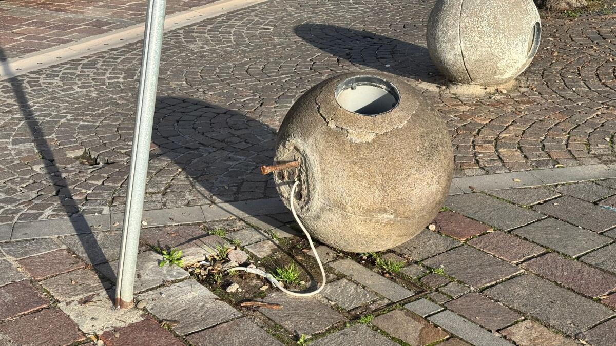 Crotone - I dubbi del lungomare... tra palle e rastrelliere (Foto Gallery) - 