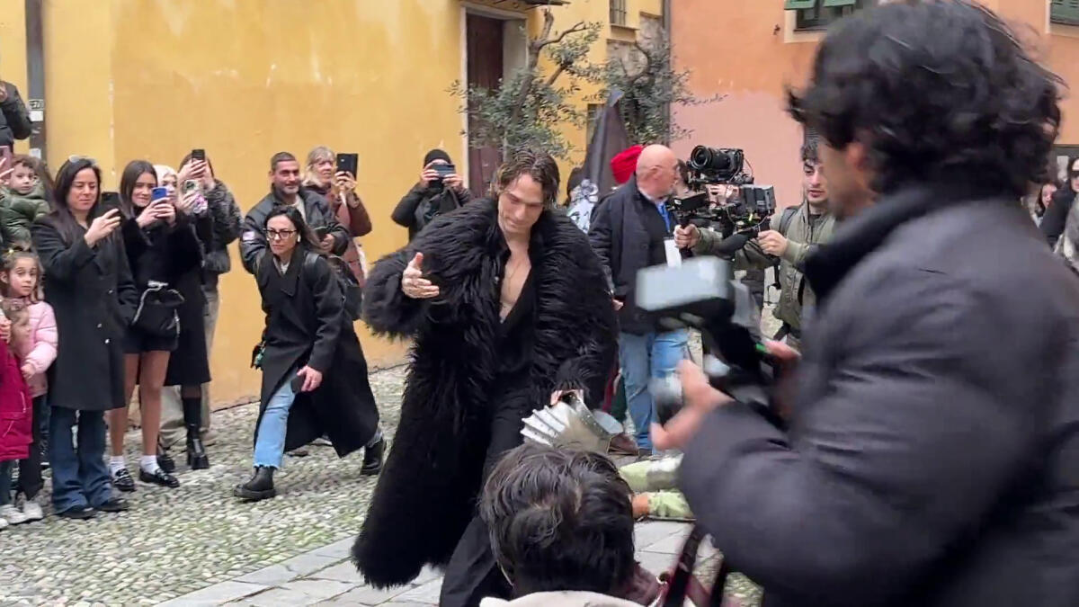 Sanremo, Irama entra in Piazza San Siro con un elmo - 