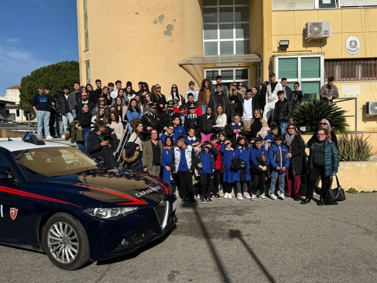 Ciró Marina - La Caserma dei Carabinieri apre le porte agli studenti - 