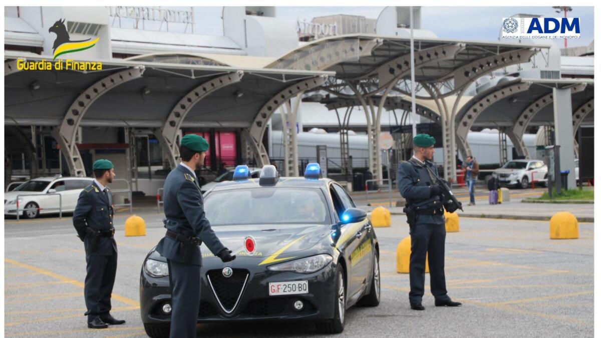 Controlli in aeorporto contro i "trafficanti di valuta": nel 2024 intercettato un flusso di denaro contante di quasi 3 milioni di euro - 