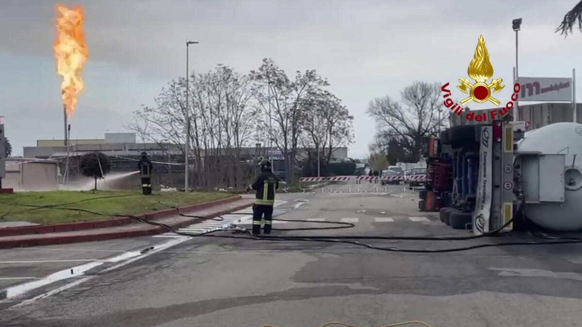 Si ribalta autocisterna carica di gpl, case evacuate nel Cosentino -