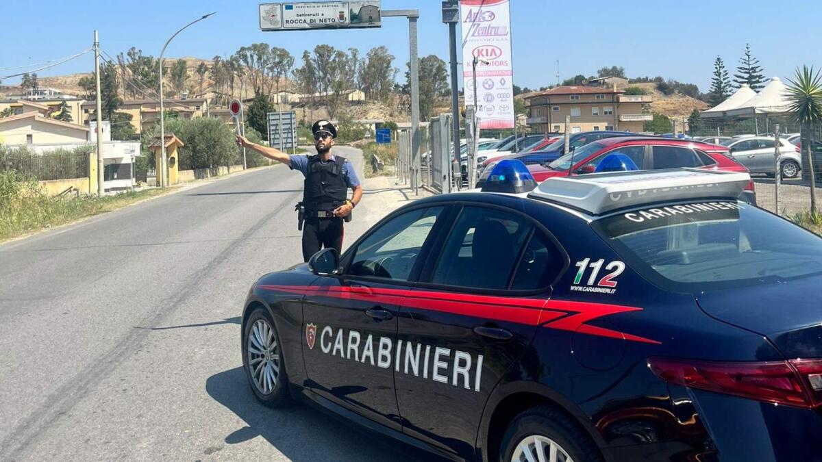 Rocca di Neto - Aggredisce la compagna con una bottiglia: arrestato - 
