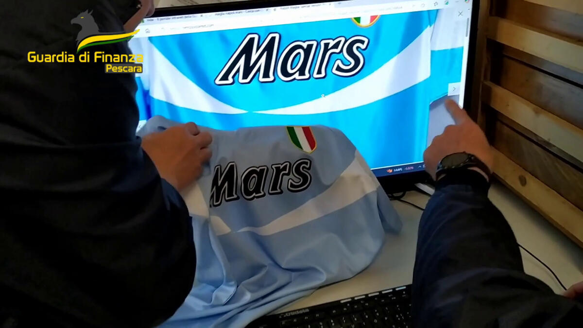 Maglie club di Serie A anni '80 contraffatte, sequestro a Pescara - 