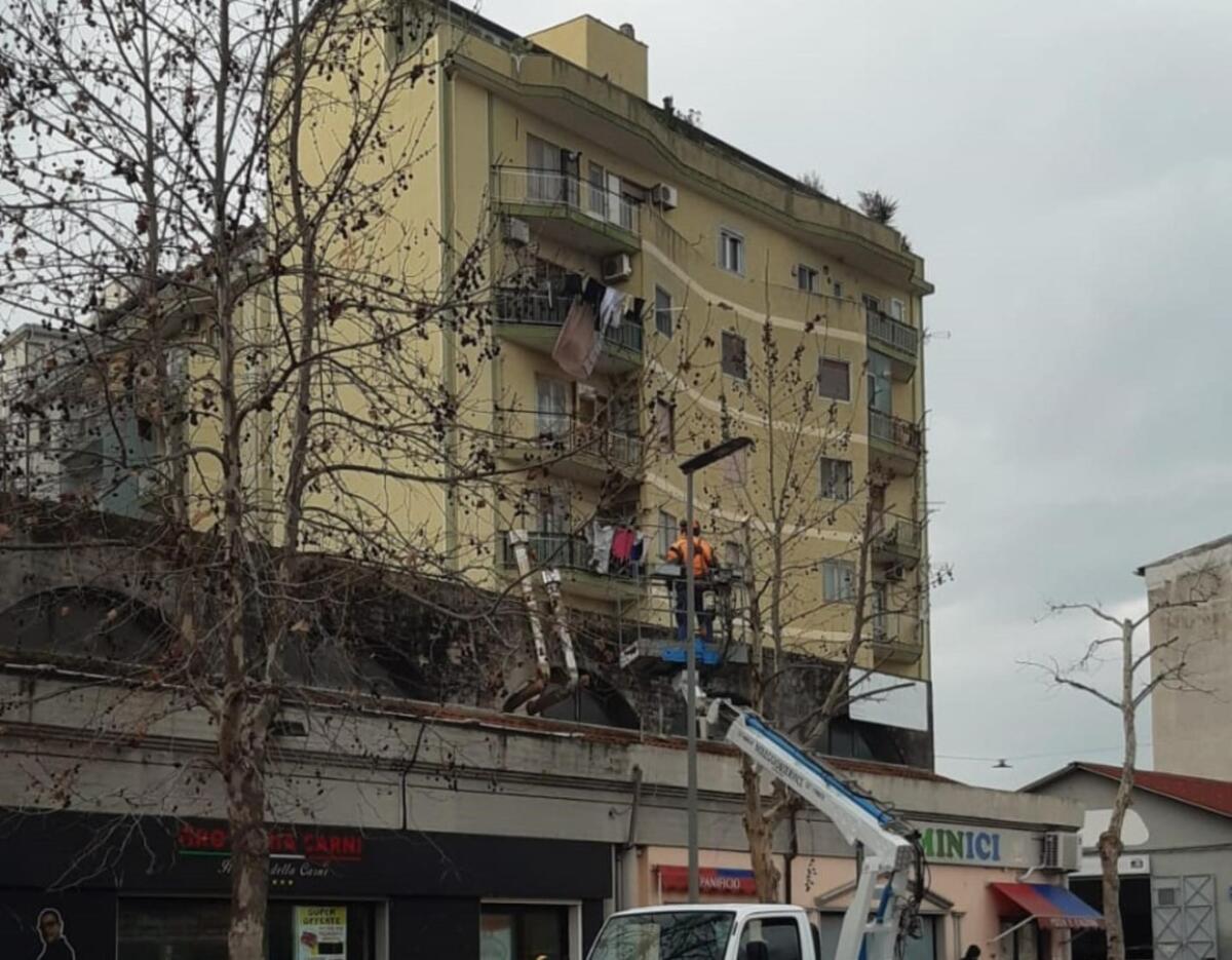 Crotone - Dopo Fondo Gesù iniziata la potatura dei platani su via Mario Nicoletta - 