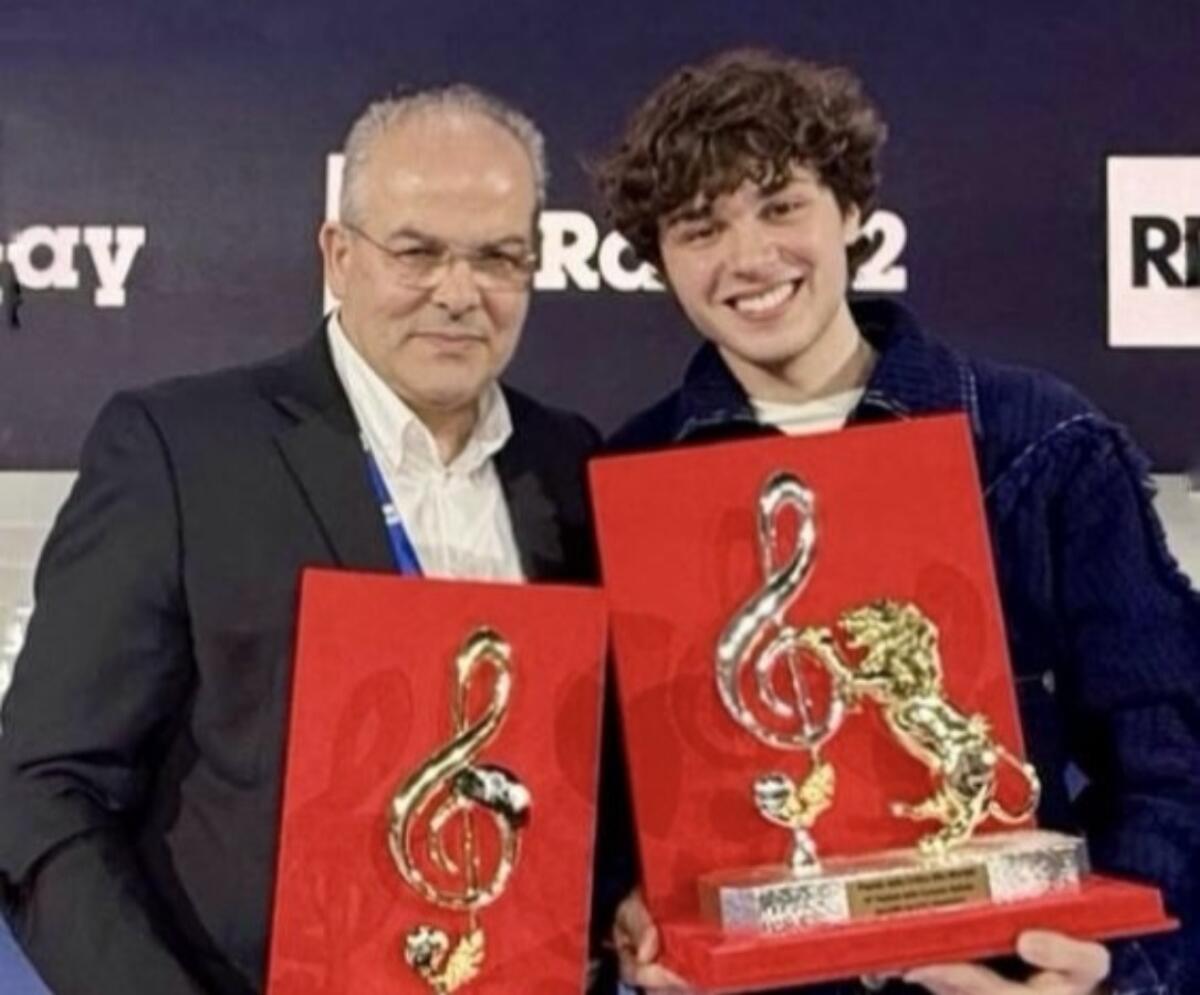 #Sanremo2025 - Andrea Settembre vince il Premio della Critica e Sala Stampa Lucio Dalla realizzati da Michele e Antonio Affidato - 