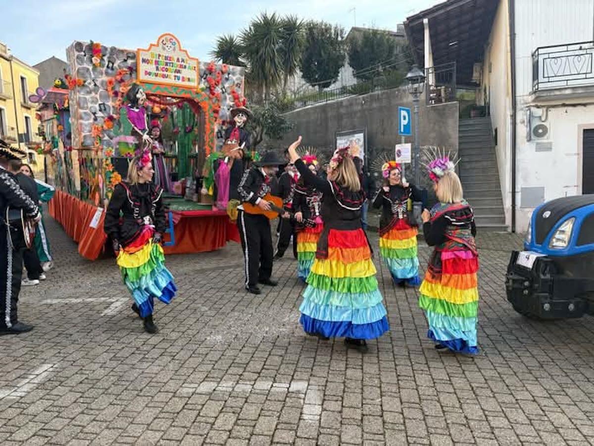 Santa Caterina Albanese - Un colorato corteo per il Carnevale 2025 -