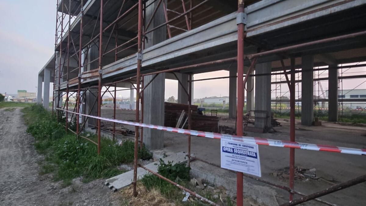 Crotone - Cantiere abusivo a Passovecchio, chiuso e sequestrato dalla Polizia Locale - 