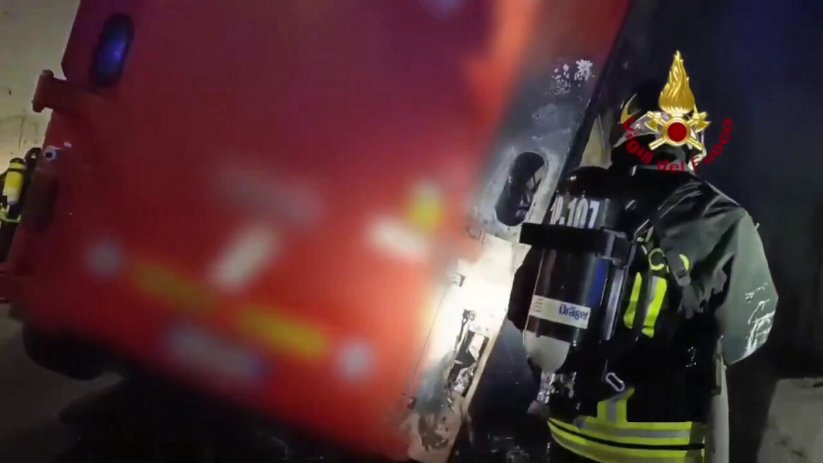 Ascoli Piceno, camion in fiamme sull'A14. Le immagini -