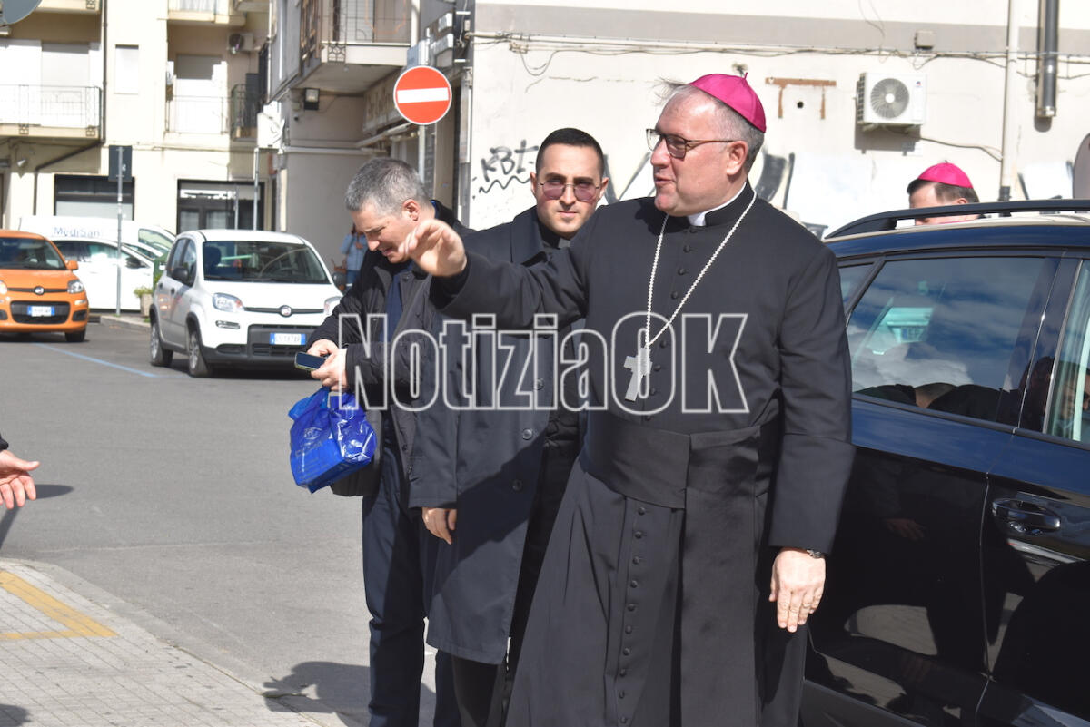 (Video) Crotone - Il nuovo Vescovo incontra gli ammalati e gli ospiti della casa circondariale: «Vicinanza dove la speranza sembra negata» - 