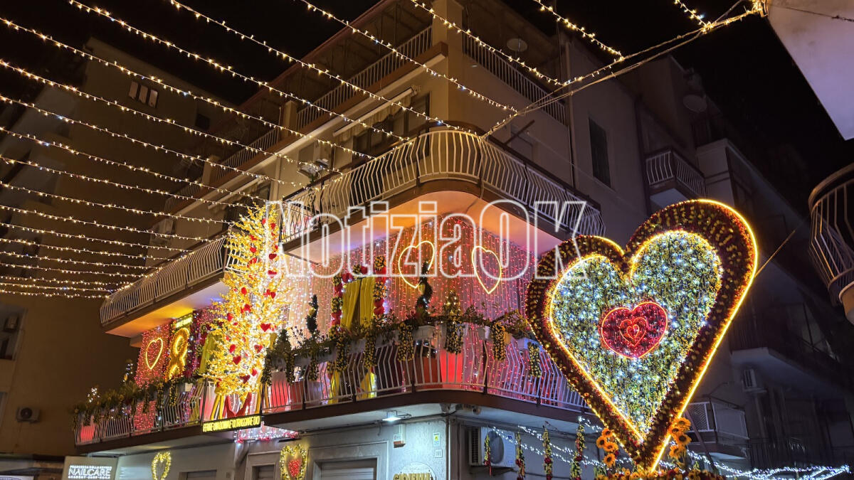 Crotone - Il balcone di Salvatore si illumina anche per le donne - 