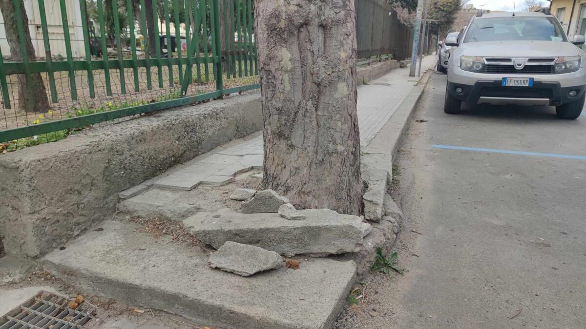 Crotone - Abbattimento delle barriere architettoniche in via Bologna - 