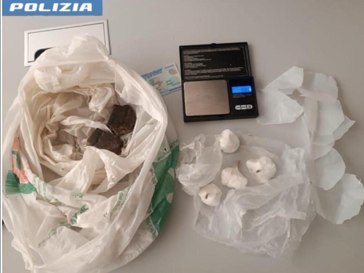 Crotone - Controlli della Polizia: via Acquabona come nel film di Gomorra, droga anche in un giardino nel centro storico - 
