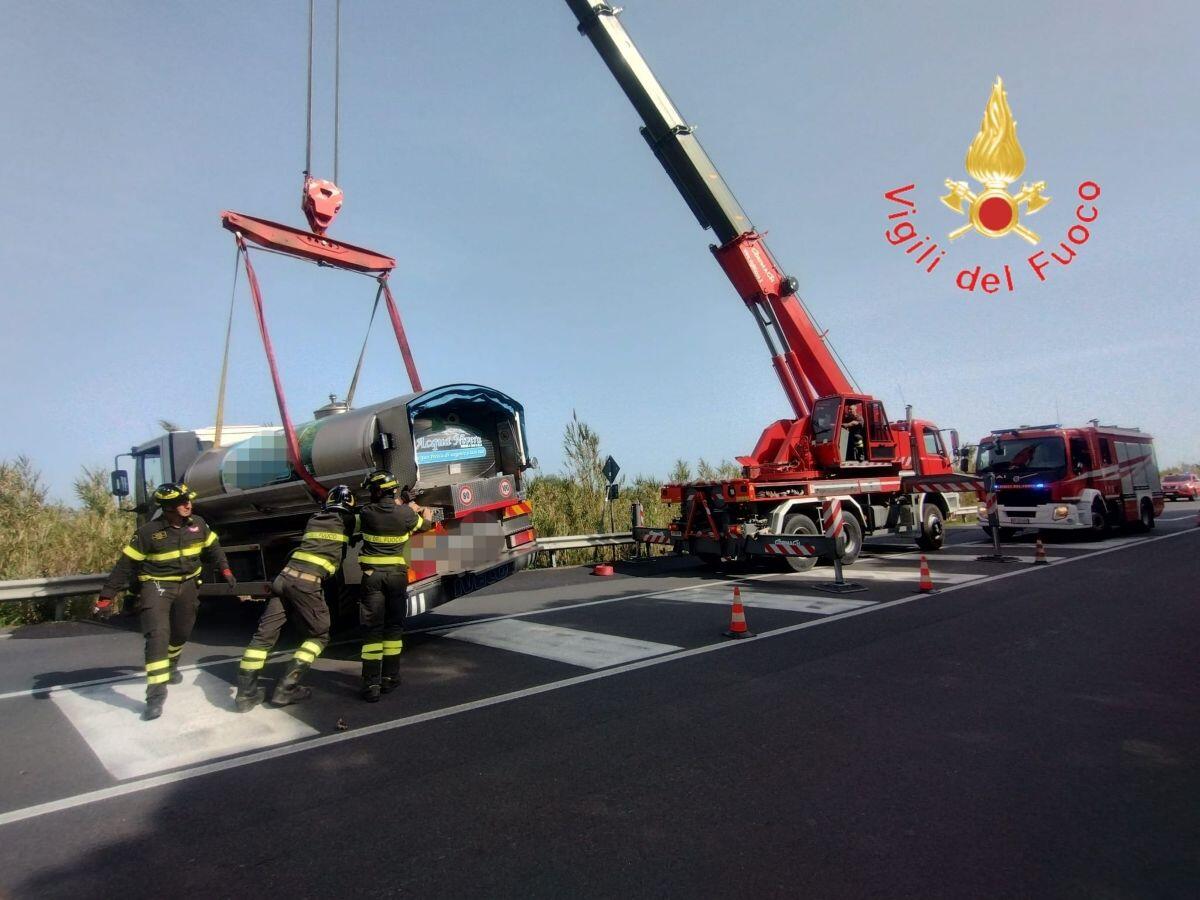 Calabria - Incidente sulla SS106: autocarro colpisce il guardrail e rimane in bilico sulla scarpata - 