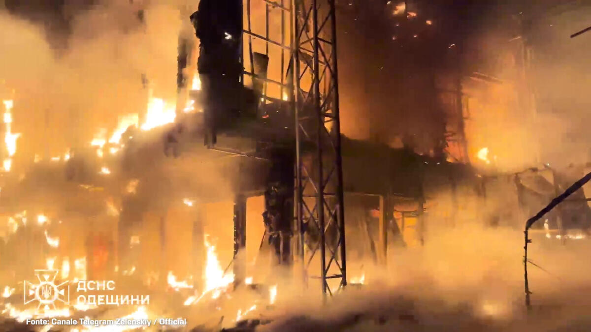 Ucraina, Odessa in fiamme per i bombardamenti russi - 