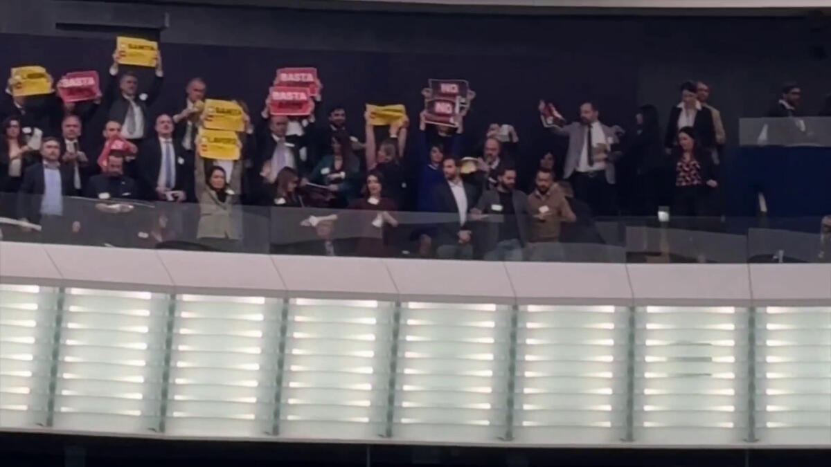 La protesta del M5S al Parlamento Europeo, Conte "Basta Armi" - 