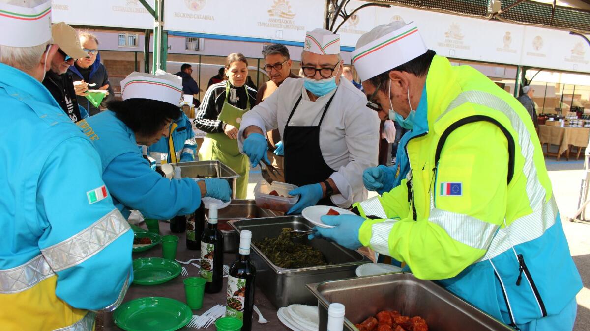 (Foto Gallery) Crotone - Al Farmer's Market trionfo di sapori con "rapi e sazizzu" - 