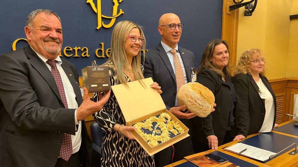 Altomonte - Barbieri e il pane come strumento utile per combattere lo spopolamento dei borghi - 
