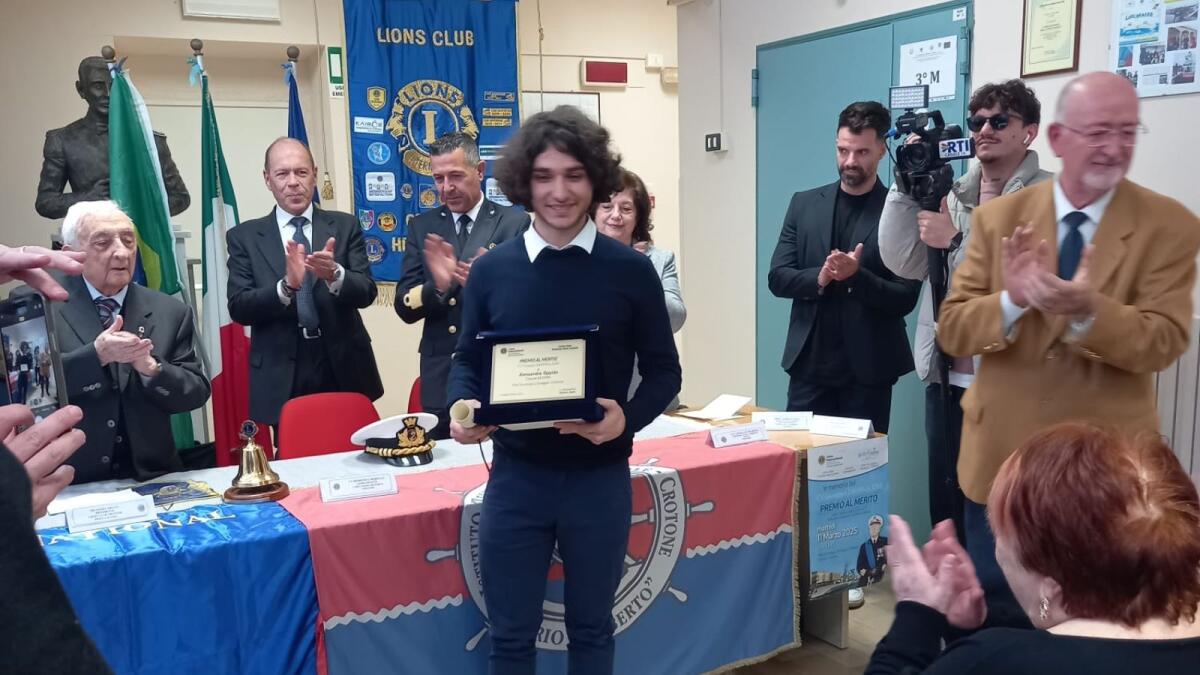 Crotone - Successo di partecipazione per il premio al merito in memoria del Comandante di Vascello Giuseppe Zampaglione - 