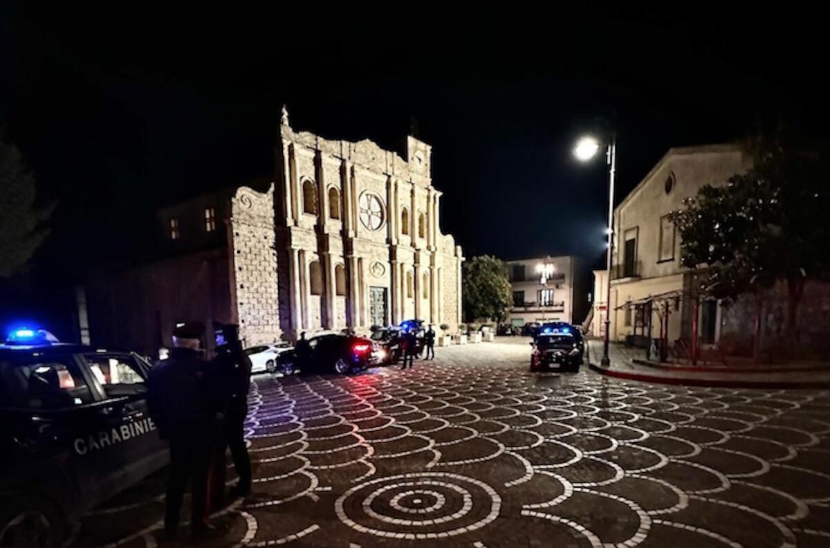 Realizzano una strada e un muro in cemento armato senza permessi, deferiti per abusivismo edilizio - 