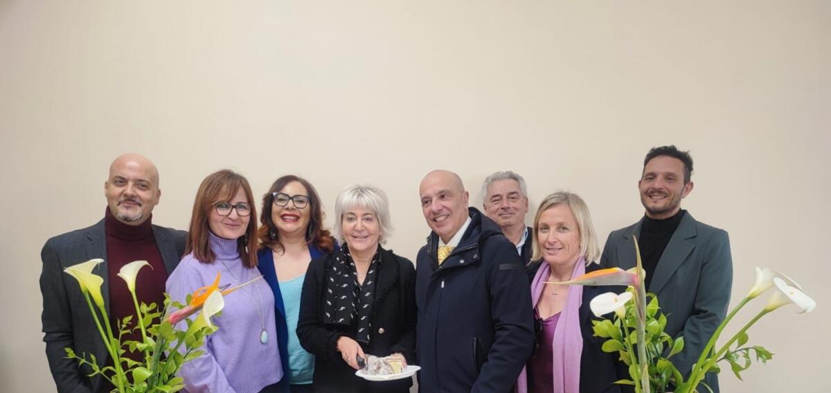 Crotone - "Note fuori udienza" dona dodici poltrone e una TV al reparto di Microcitemia - 