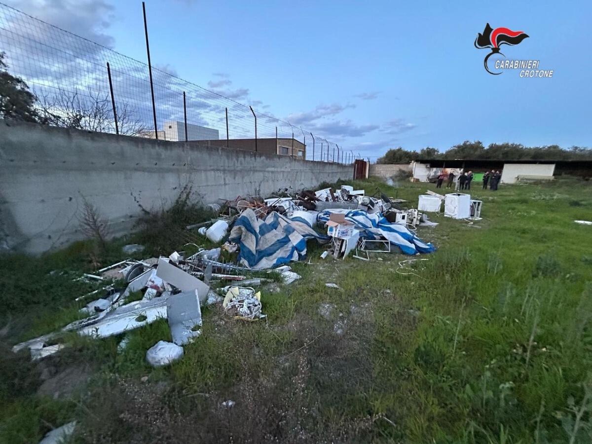 Crucoli - Sequestrate due aree adibite a discariche abusive, quattro persone sorprese a bruciare rifiuti - 
