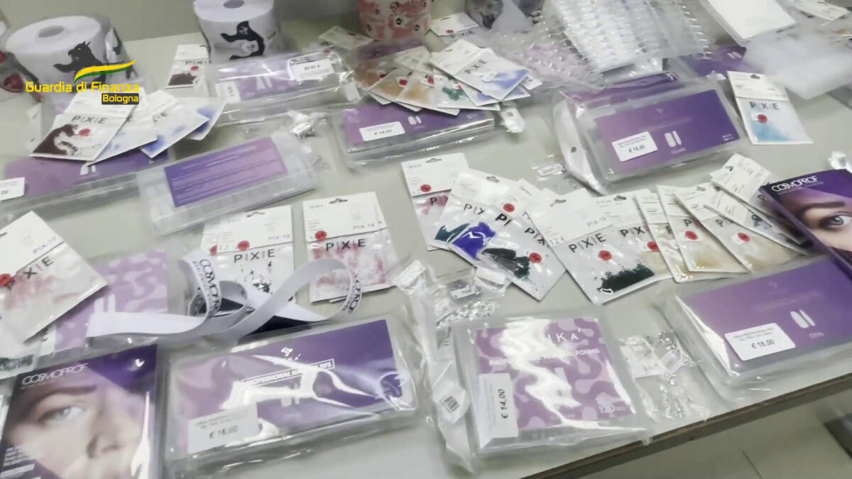 A Bologna sequestrati 150 mila prodotti, trovati 21 lavoratori in nero -