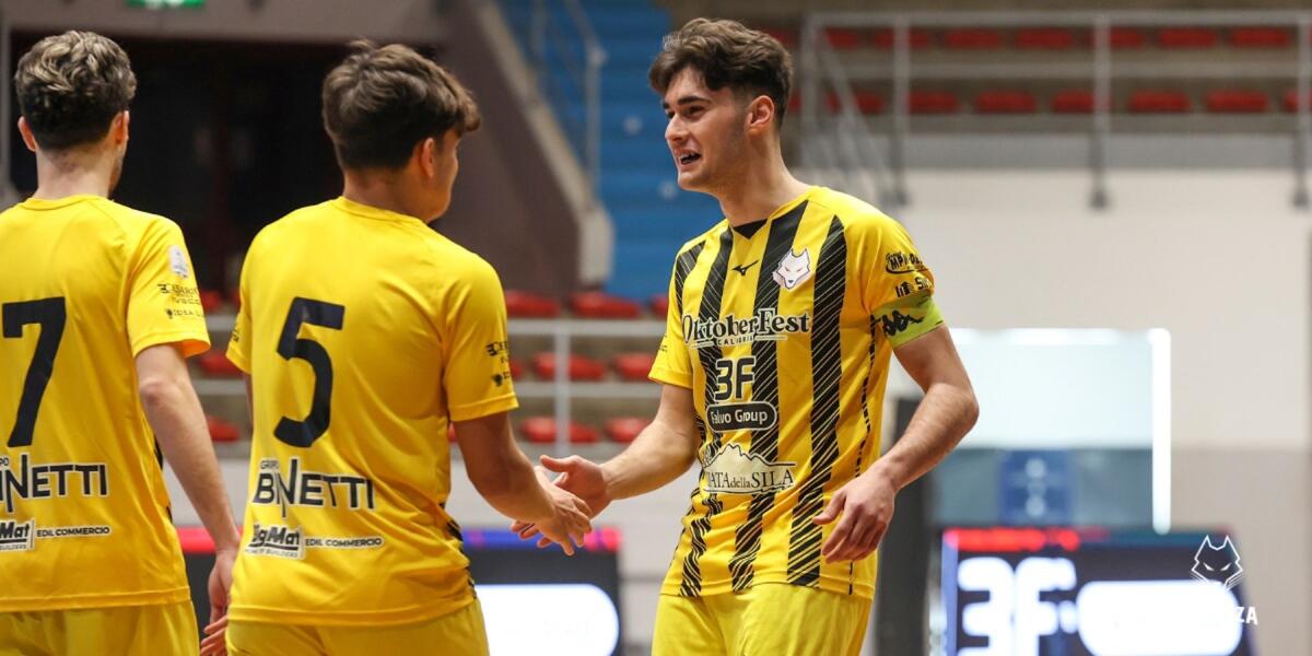 Calcio a 5 - Tutto facile per la Pirossigeno Cosenza U19, per i lupacchiotti tredicesima vittoria di fila - 