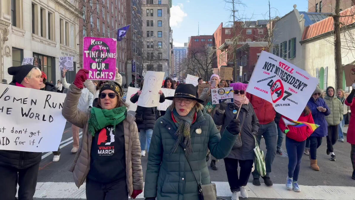 A New York le donne sfilano per protesta contro Trump e Musk - 