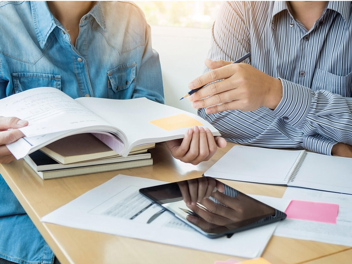 Catanzaro - All'Università Magna Grecia il corso post-Laurea "Maintenance Management: modelli, processi e tecnologie innovative" - Young students campus helps friend catching up and learning tutoring. People, learning, education and school concept.