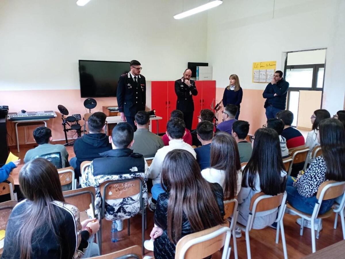 Petilia Policastro - I Carabinieri ancora nelle scuole per parlare di cyberbullismo e mafie - 