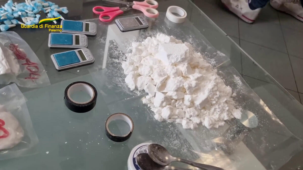 Palermo, scoperta centrale di produzione crack - 