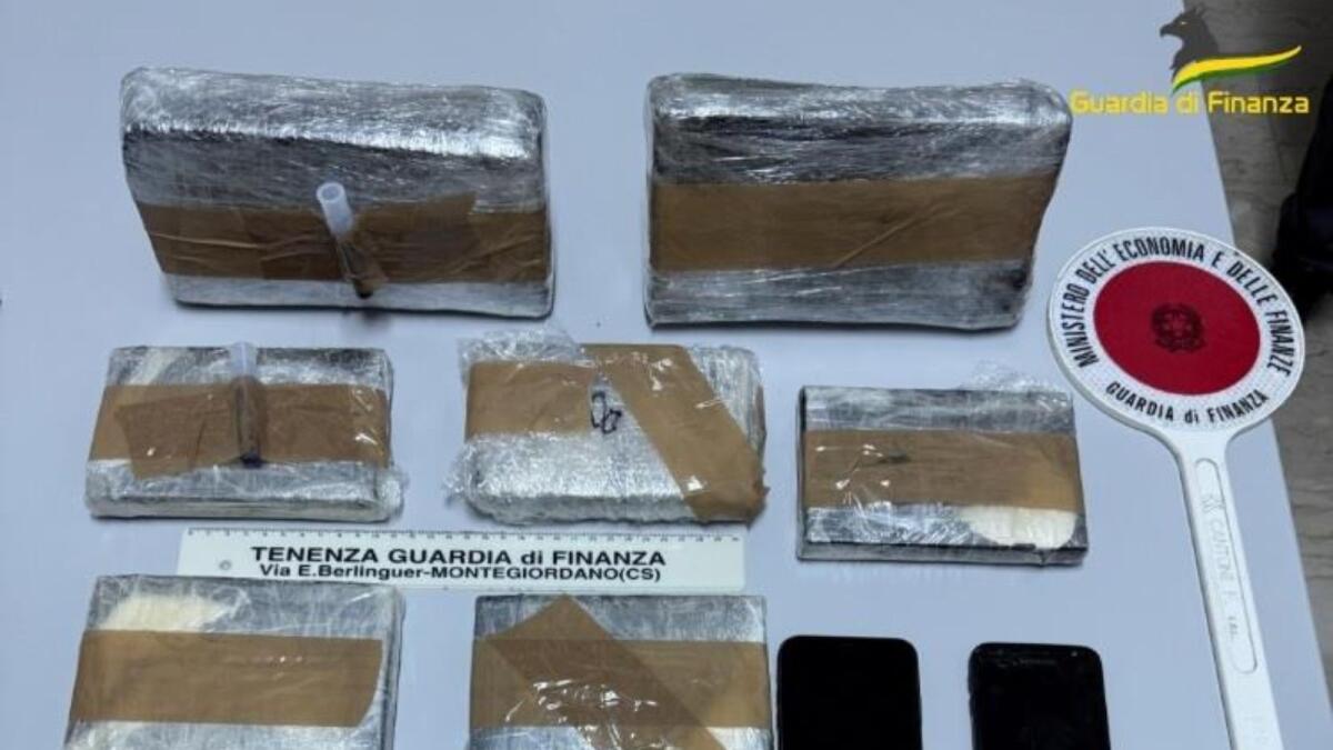 Percorreva la SS 106 con 4 chili e mezzo di eroina in auto: arrestato corriere della droga - 