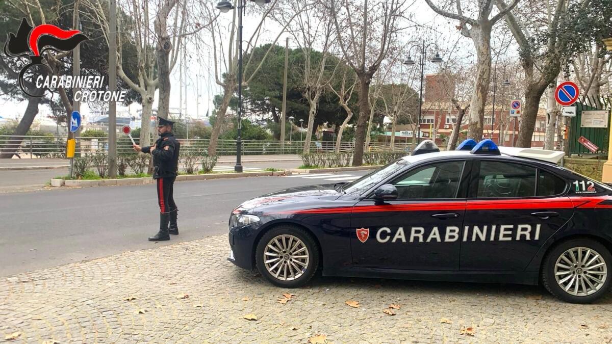 In possesso di otto coltelli a serramanico, denunciato per porto ingiustificato di armi - 