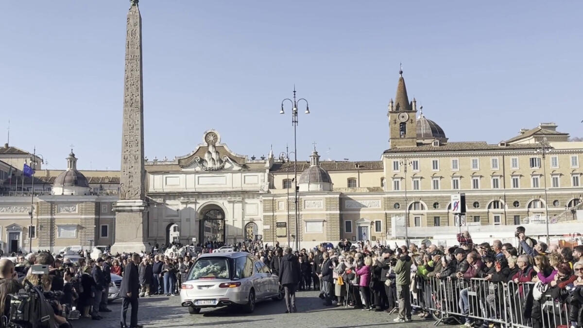 Funerali Giorgi, il feretro arriva in chiesa sulle note dei Pink Floyd -