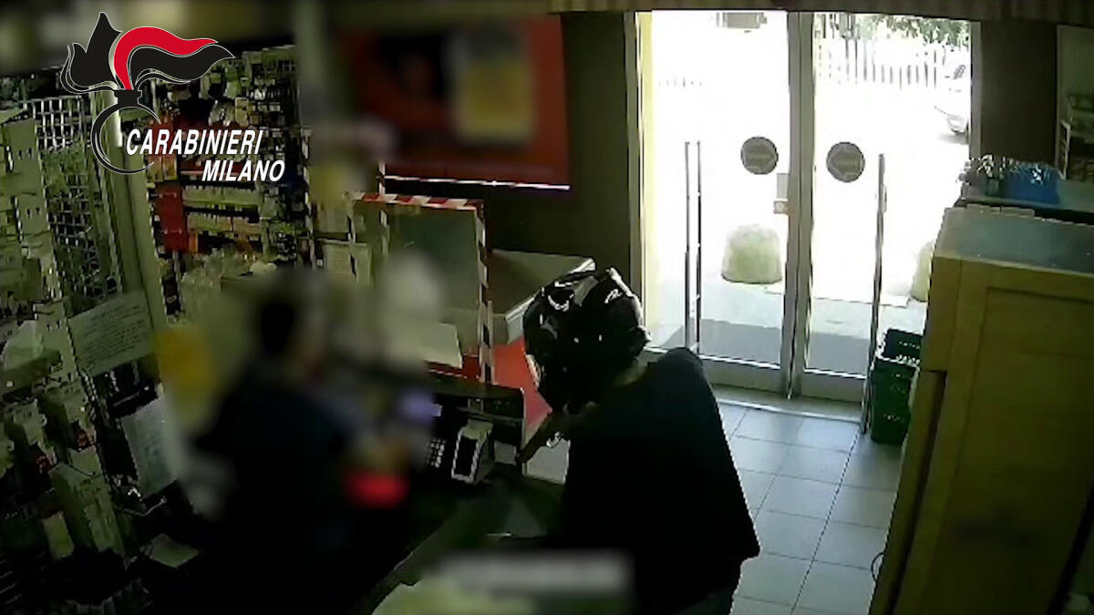 Con una pistola in pugno assalta un supermercato, le immagini - 