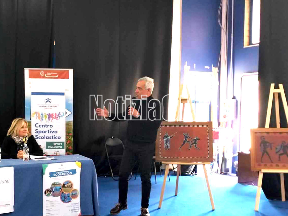 (Foto) Il prof. Borelli torna a Crotone tra gli studenti: «Seguite sempre le vostre passioni» - 