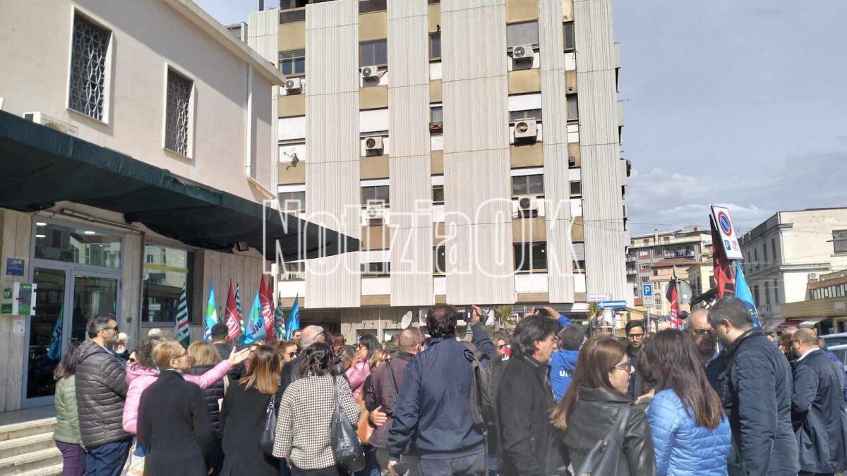 Crotone - Ancora una volta si manifesta per rivendicare il diritto al lavoro - 