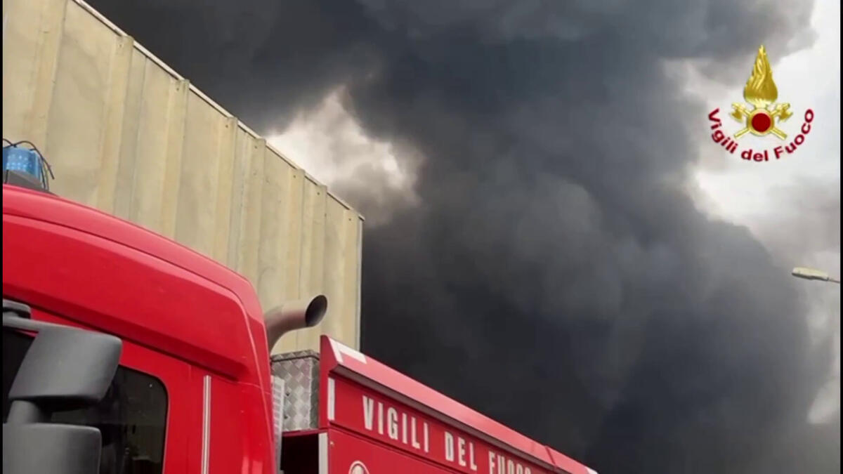 Vasto incendio a Catania, cumuli di rifiuti in fiamme -