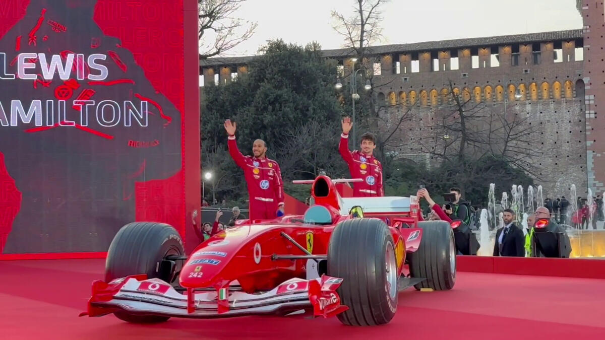 Ferrari-UniCredit, bagno di folla per la Rossa a Milano - 