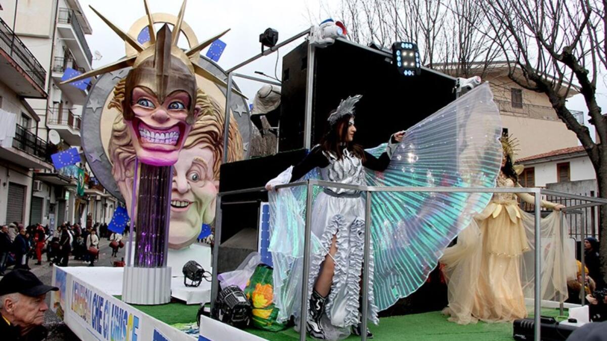 Successo di maschere, carri e pubblico alla prima sfilata del Carnevale di Castrovillari - foto di Giuseppe Iazzolino