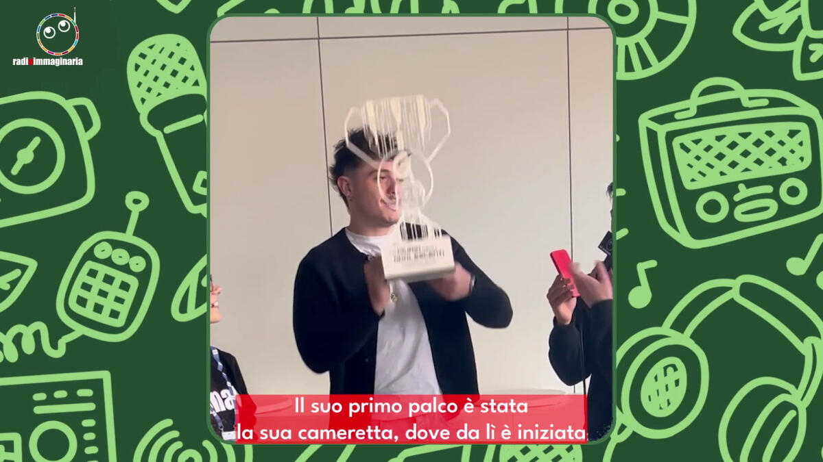Olly ritira il premio della Giuria degli Adolescenti -