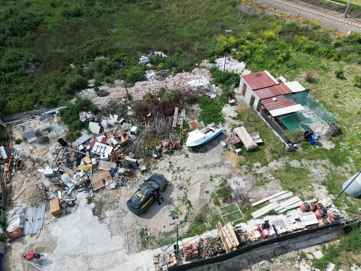 Crotone - Discarica abusiva in un centro abitato, interviene la Guardia di Finanza - 