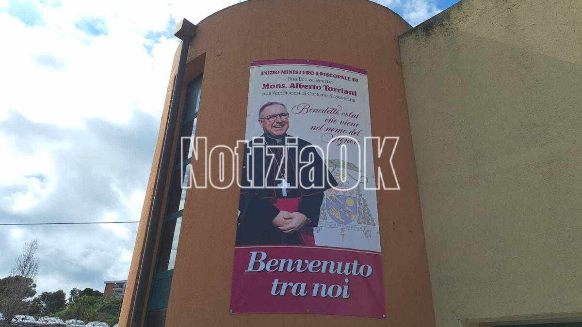 Crotone - Al PalaMilone gli ultimi preparativi per l'arrivo di monsignor Alberto Torriani - 