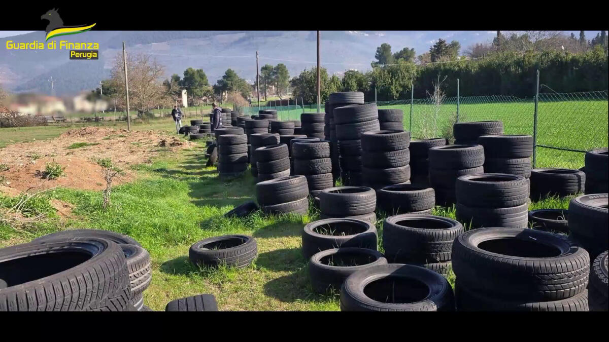 A Perugia sequestrata un'area adibita a discarica di pneumatici -